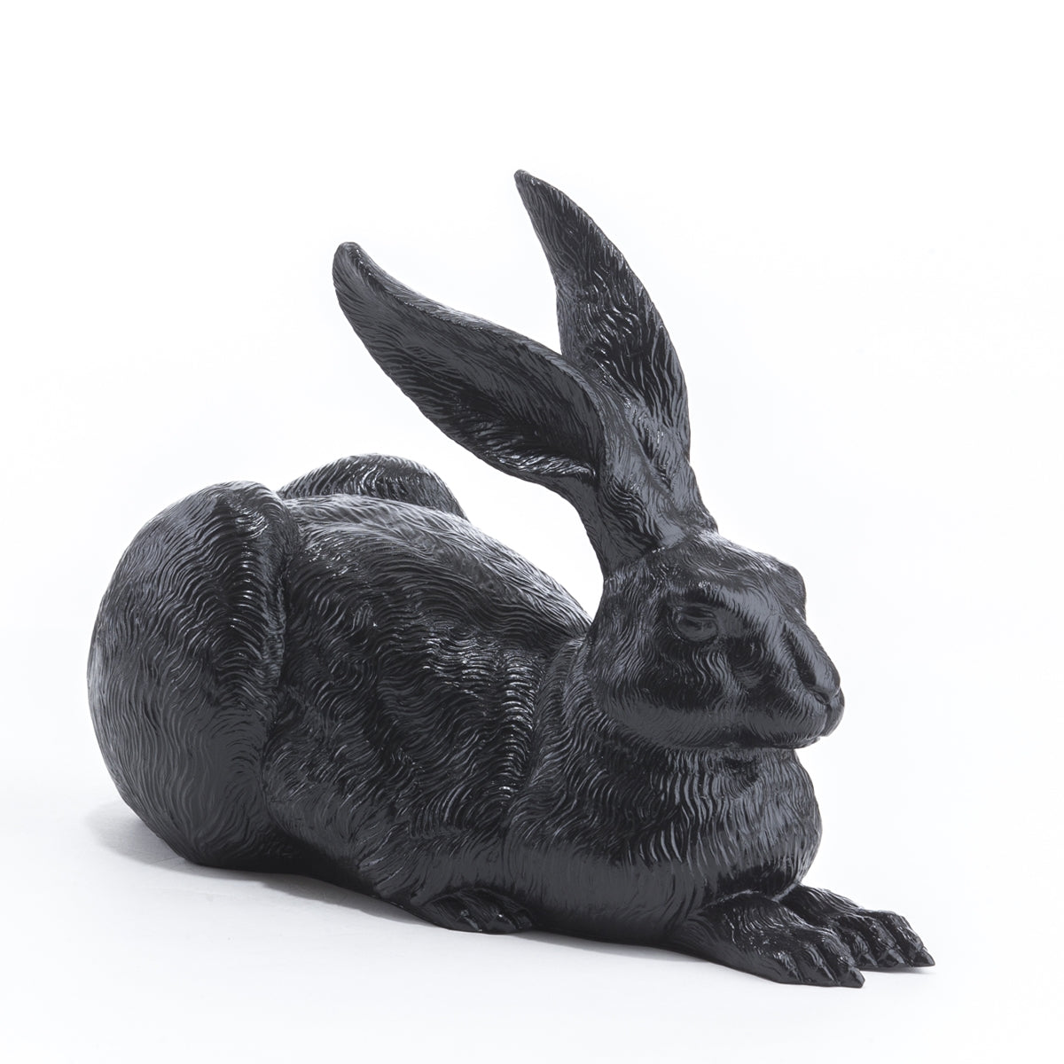 Schwarze Skulptur des Dürer-Hasen von Ottmar Hörl, moderne Interpretation des berühmten Feldhasen von Albrecht Dürer, farbige Kunststofffigur